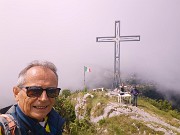 01 Alla croce di vetta della Cornagera (1311 m)